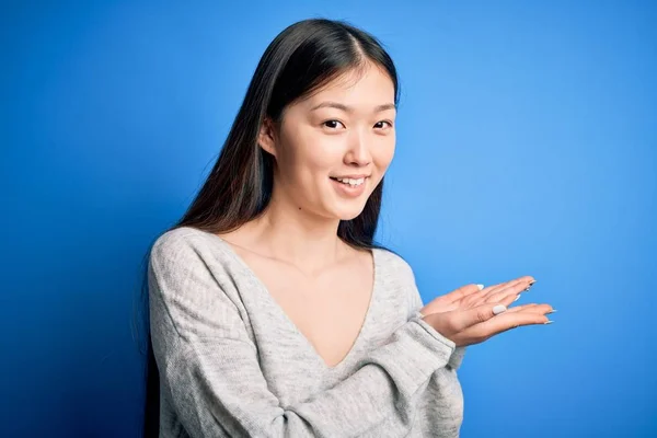 Jovem Bela Mulher Asiática Vestindo Camisola Casual Sobre Azul Isolado — Fotografia de Stock