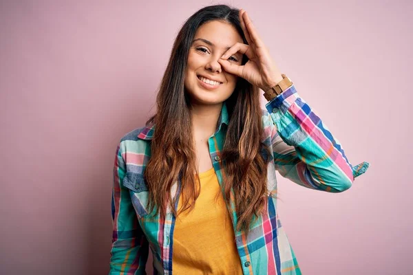 Ung Vacker Brunett Kvinna Bär Casual Färgglad Skjorta Står Över — Stockfoto