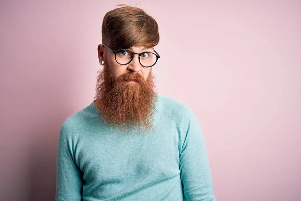 Snygg Irländsk Rödhårig Man Med Skägg Glasögon Över Rosa Isolerad — Stockfoto