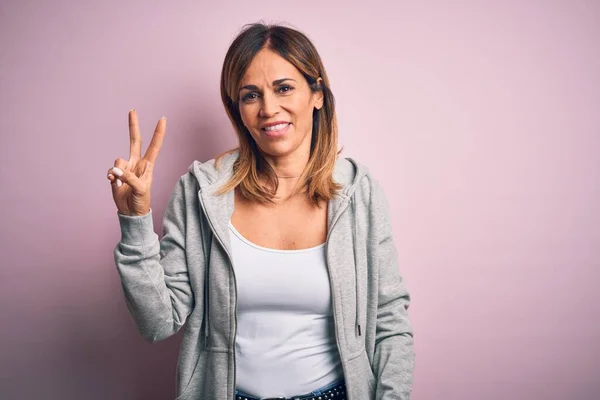 Middelbare Leeftijd Mooie Sportvrouw Het Dragen Van Casual Sweatshirt Geïsoleerde — Stockfoto