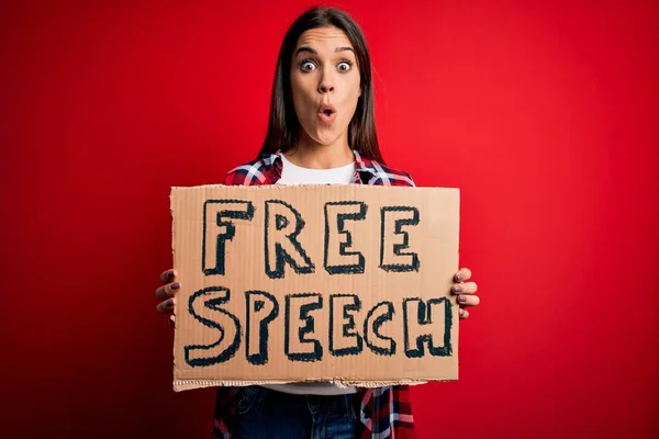 Ung Vacker Brunett Kvinna Ber Rättigheter Hålla Banner Med Yttrandefrihet — Stockfoto