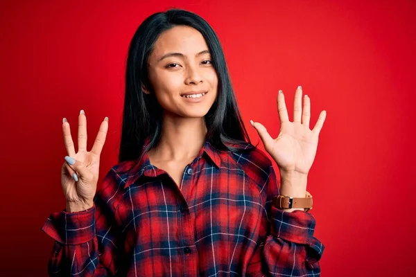 Jonge Mooie Chinese Vrouw Dragen Casual Shirt Geïsoleerde Rode Achtergrond — Stockfoto