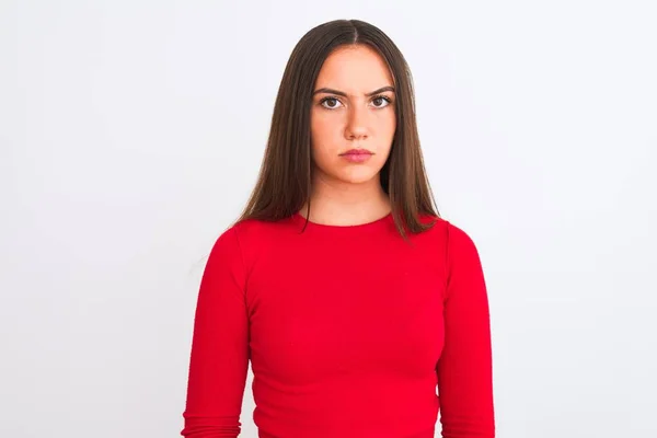 若い美しい女の子の赤いカジュアルなTシャツを着て隔離された白い背景懐疑的で神経の上に立って 問題のために動揺を眉をひそめて 負の人 — ストック写真
