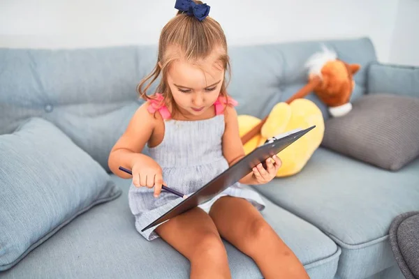 Junge Schöne Blonde Mädchen Kind Genießt Spielschule Mit Spielzeug Kindergarten — Stockfoto