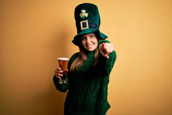 Young Beautiful Woman Wearing Green Hat Drinking Glass Beer Saint — Stock Photo, Image