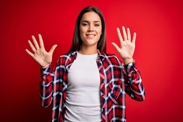 Junge Schöne Brünette Frau Lässigem Hemd Steht Über Isoliertem Rotem — Stockfoto