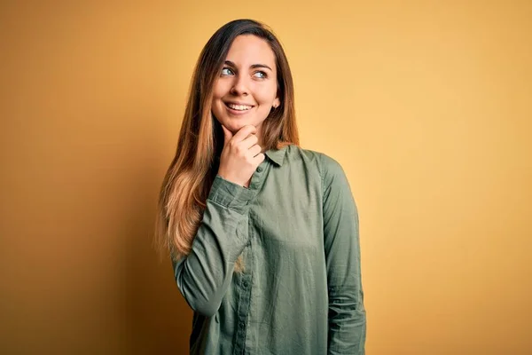 Junge Schöne Blonde Frau Mit Blauen Augen Die Grünes Hemd — Stockfoto