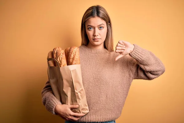 Jonge Mooie Vrouw Met Papieren Zak Met Brood Geïsoleerde Gele — Stockfoto