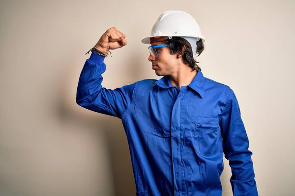 Homem Jovem Construtor Vestindo Uniforme Capacete Segurança Sobre Fundo Branco — Fotografia de Stock