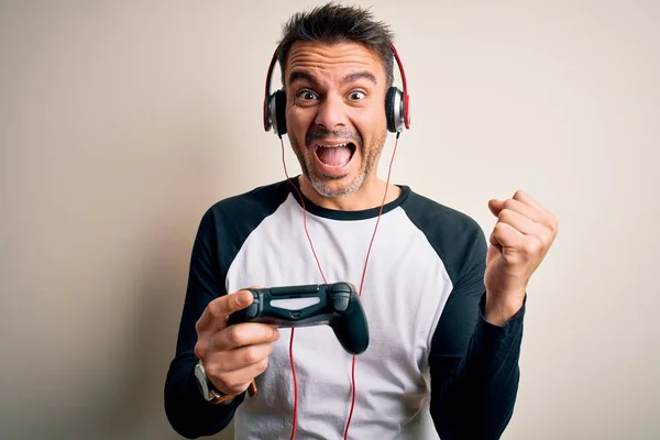 Joven Jugador Guapo Hombre Jugando Videojuego Usando Joystick Auriculares Gritando —  Fotos de Stock