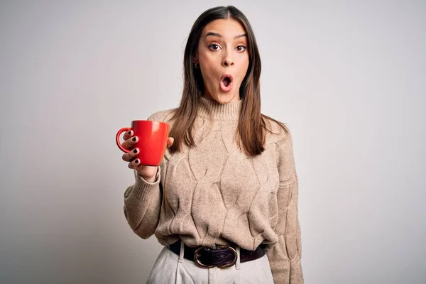 Joven Hermosa Morena Bebiendo Taza Roja Café Sobre Fondo Blanco — Foto de Stock