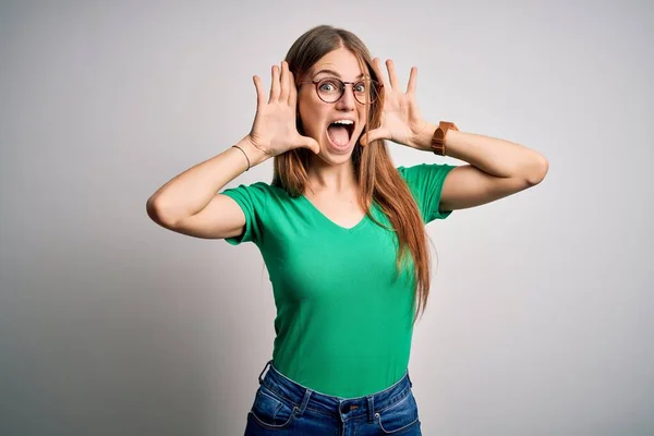 Jovem Mulher Ruiva Bonita Vestindo Casual Shirt Verde Óculos Sobre — Fotografia de Stock