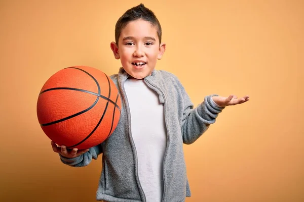 Jong Jongetje Spelen Met Basketbal Spel Bal Geïsoleerde Gele Achtergrond — Stockfoto