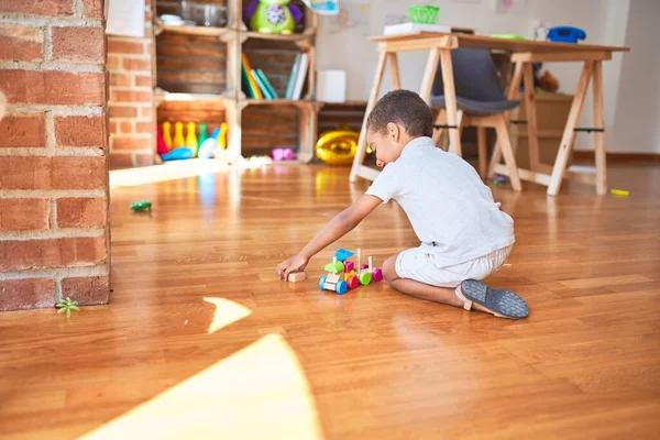 Mooi Afrikaans Amerikaans Peuter Spelen Met Houten Blokken Trein Speelgoed — Stockfoto