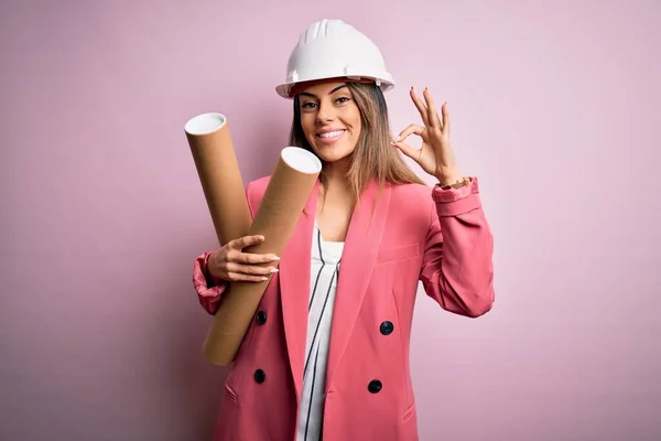 Jovem Bela Morena Arquiteto Mulher Vestindo Capacete Segurança Segurando Plantas — Fotografia de Stock