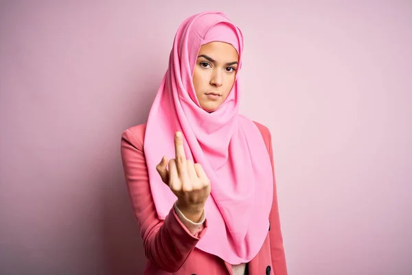 Молодая Красивая Девушка Мусульманском Хиджабе Стоит Изолированном Розовом Фоне Показывая — стоковое фото