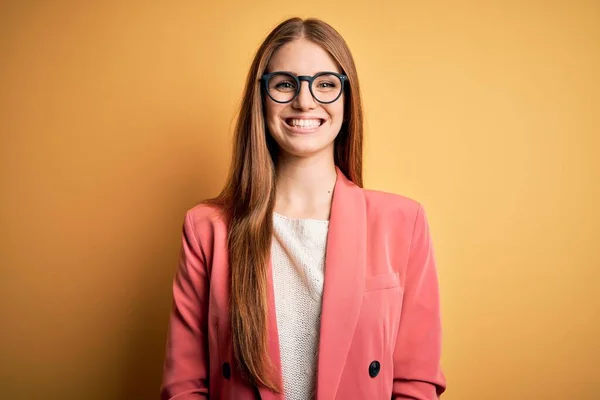 Joven Mujer Pelirroja Hermosa Con Chaqueta Gafas Sobre Fondo Amarillo —  Fotos de Stock