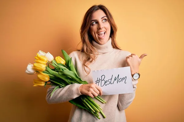 Mooie Brunette Vrouw Houden Beste Moeder Bericht Tulpen Vieren Moeders — Stockfoto