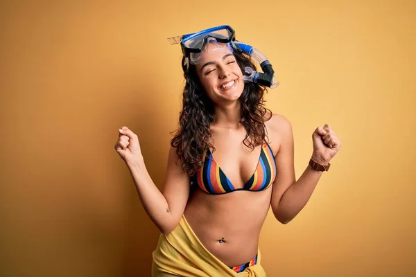 Young Beautiful Woman Curly Hair Vacation Wearing Bikini Diving Googles — Stock Photo, Image