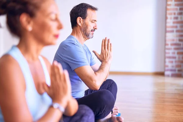 Edad Media Hermosa Pareja Deportiva Sentada Esterilla Practicando Yoga Haciendo — Foto de Stock