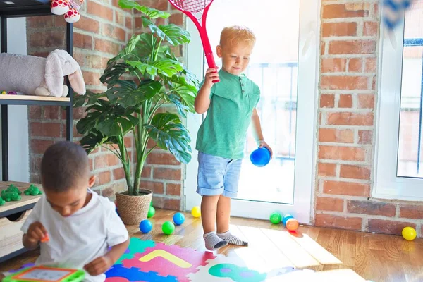 Adoráveis Crianças Brincando Torno Muitos Brinquedos Jardim Infância — Fotografia de Stock