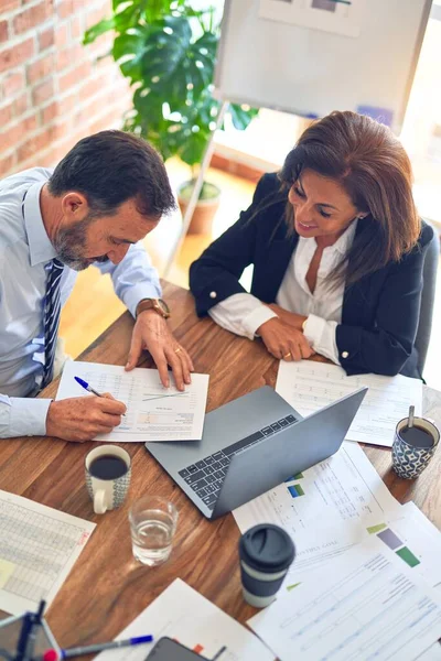 Due Lavoratori Mezza Età Che Sorridono Felici Fiduciosi Lavorare Insieme — Foto Stock