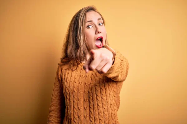 Jong Mooi Blond Vrouw Dragen Casual Trui Staan Gele Achtergrond — Stockfoto