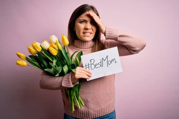 Mulher Bonita Segurando Papel Com Melhor Mensagem Mãe Tulipas Celebrando — Fotografia de Stock