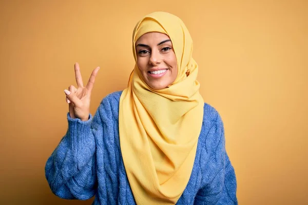 Joven Hermosa Morena Musulmana Con Hiyab Árabe Sobre Fondo Amarillo — Foto de Stock