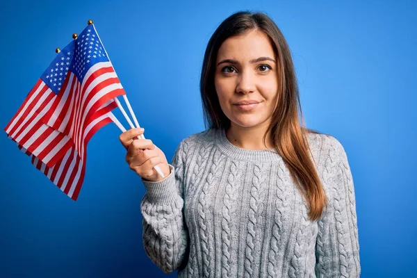 Jonge Patriottische Vrouw Met Amerikaanse Vlag Onafhankelijkheidsdag Juli Blauwe Achtergrond — Stockfoto