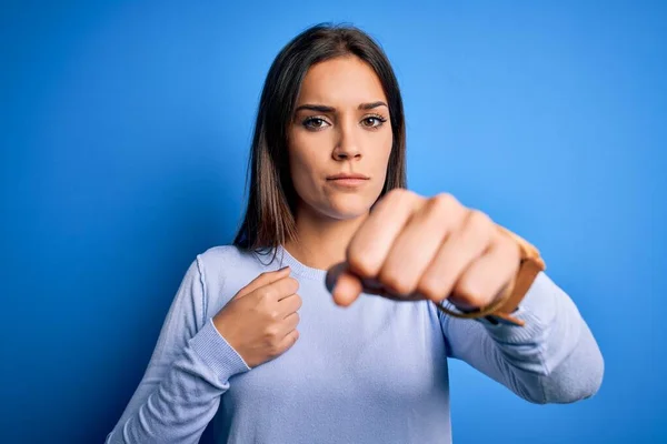 Mujer Morena Hermosa Joven Con Suéter Casual Pie Sobre Fondo — Foto de Stock