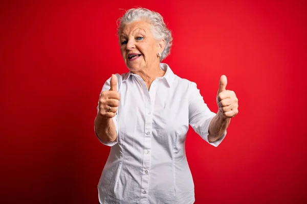 Senior Belle Femme Portant Chemise Élégante Debout Sur Fond Rouge — Photo