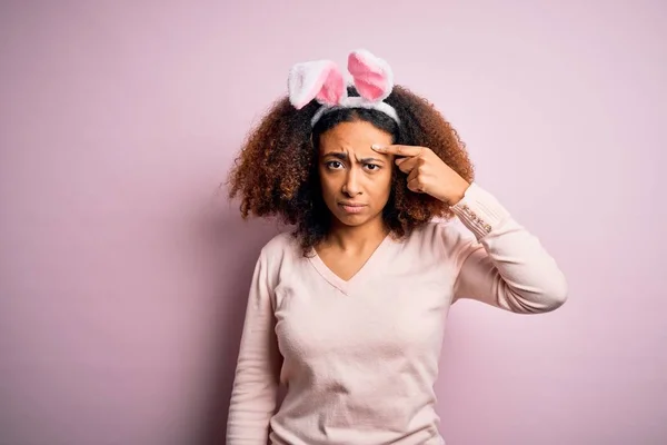 年轻的非洲裔美国女人 头发是非洲裔 长着兔子耳朵 粉红的背景 不喜欢额头上的粉刺 丑陋的黑头感染 粉刺和皮肤问题 — 图库照片