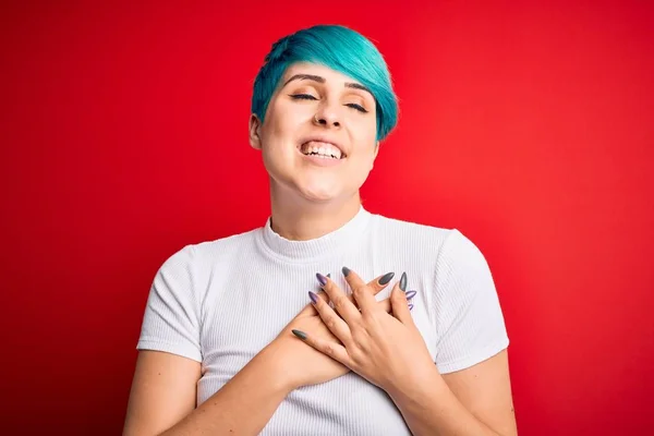 Mavi Saçlı Kırmızı Arka Planda Rahat Tişört Giyen Elleri Göğsünde — Stok fotoğraf