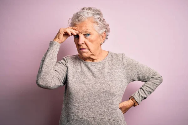 Senior Beautiful Woman Wearing Casual Shirt Standing Isolated Pink Background — Stock Photo, Image