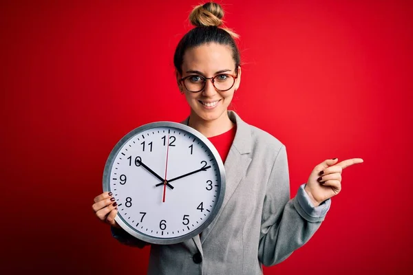 Vacker Blond Kvinna Med Blå Ögon Bär Glasögon Gör Nedräkning — Stockfoto