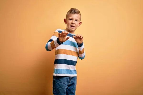 Pequeño Niño Caucásico Joven Con Ojos Azules Con Camisa Rayas —  Fotos de Stock