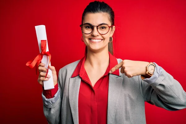 Jong Mooi Brunette Student Vrouw Dragen Bril Houden Universitair Diploma — Stockfoto