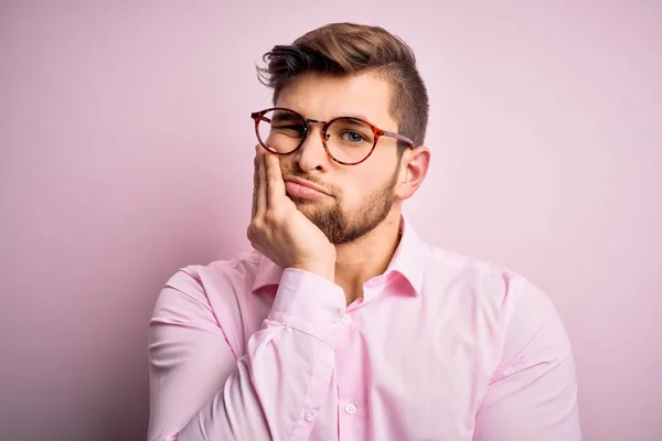 Homem Loiro Bonito Jovem Com Barba Olhos Azuis Vestindo Camisa — Fotografia de Stock