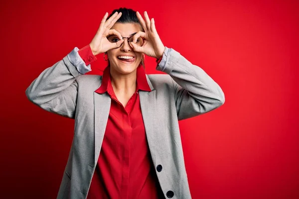 Young Beautiful Brunette Businesswoman Wearing Jacket Glasses Red Background Doing — Stock Photo, Image