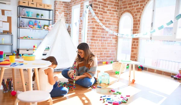 Schöne Lehrerin Und Kleinkind Spielen Kindergarten Mit Bauklötzen — Stockfoto