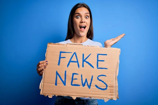 Jong Mooi Brunette Vrouw Holding Banner Met Nep Nieuws Bericht — Stockfoto