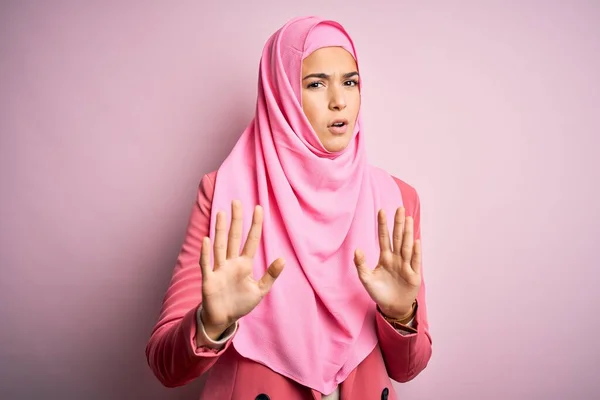 Молода Красива Дівчина Мусульманському Хіджабі Стоїть Над Ізольованим Рожевим Тлом — стокове фото