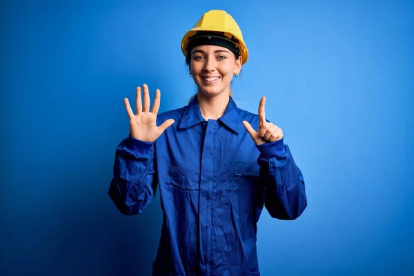 Junge Schöne Arbeiterfrau Mit Blauen Augen Sicherheitshelm Und Uniform Die — Stockfoto