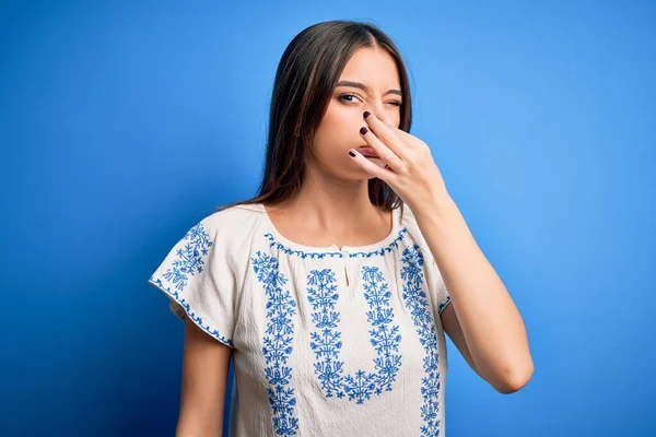 Joven Mujer Morena Hermosa Con Camiseta Casual Pie Sobre Fondo — Foto de Stock