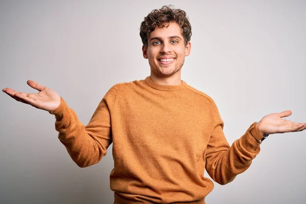 Jovem Loiro Bonito Homem Com Cabelo Encaracolado Vestindo Camisola Casual — Fotografia de Stock