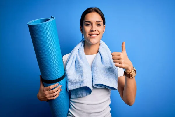 Genç Güzel Esmer Sporcu Yoga Yapmak Için Havlu Tutan Minder — Stok fotoğraf