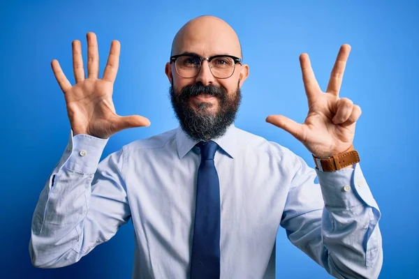 Schöner Geschäftsmann Mit Bart Eleganter Krawatte Und Brille Vor Blauem — Stockfoto