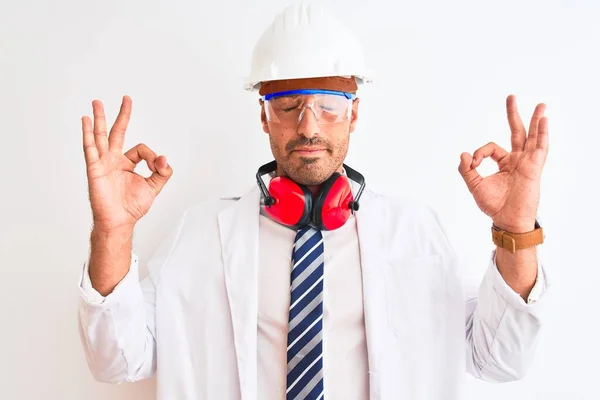 Νεαρός Χημικός Άνδρας Φορώντας Κράνος Ασφαλείας Και Ακουστικά Πάνω Από — Φωτογραφία Αρχείου