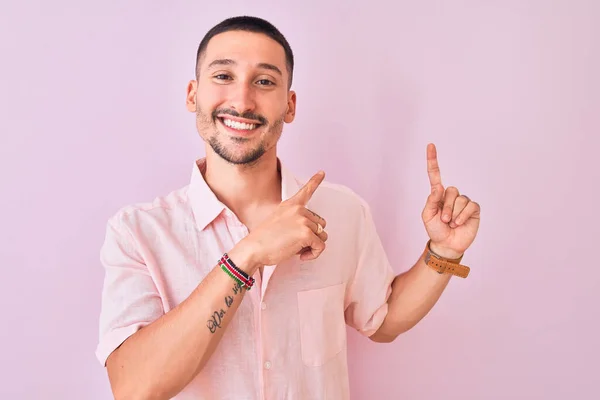 Jonge Knappe Man Met Roze Shirt Geïsoleerde Achtergrond Lachend Kijkend — Stockfoto